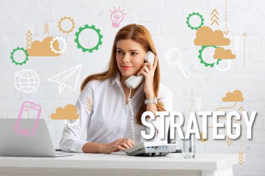 Başarılı iş kadını bir bardak su ve dizüstü bilgisayarla telefonda konuşuyor, strateji çizimi