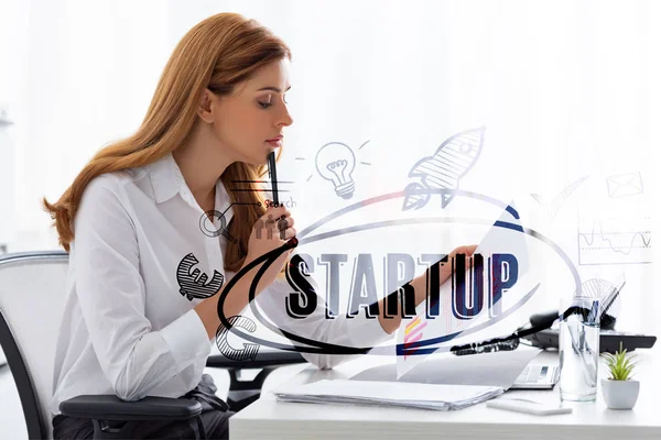 テーブルの上にドキュメントやノートパソコンの近くにグラフで紙を保持ビジネス女性の側面図 スタートアップイラスト — ストック写真