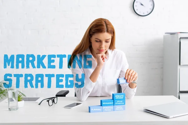テーブルの上の青の建物のブロックからマーケティングピラミッドを積層魅力的なビジネス女性 マーケティング戦略イラスト — ストック写真