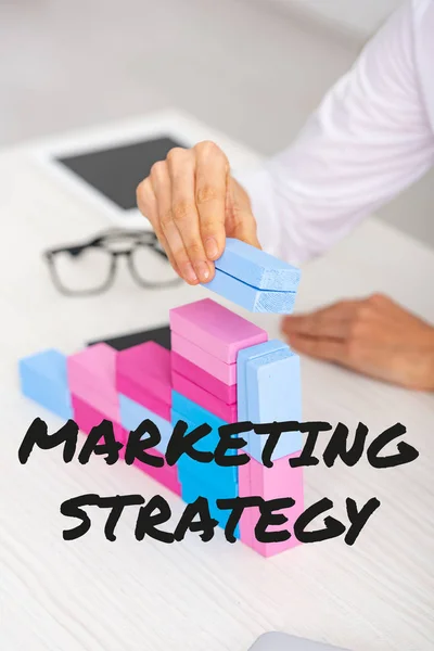 자재를 가지고 위에서 마케팅용 피라미드를 만드는 사업가의 마케팅 — 스톡 사진