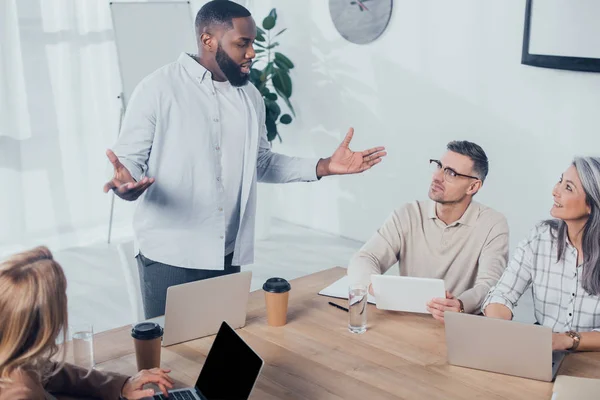 Afrikaans Amerikaanse Man Gesprek Met Collega Tijdens Ontmoeting Creatief Bureau — Stockfoto