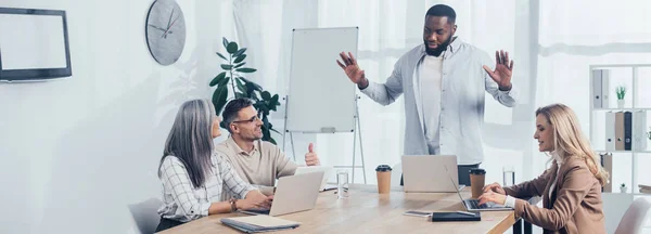 Plano Panorámico Del Hombre Afroamericano Hablando Con Colegas Sonrientes Durante — Foto de Stock