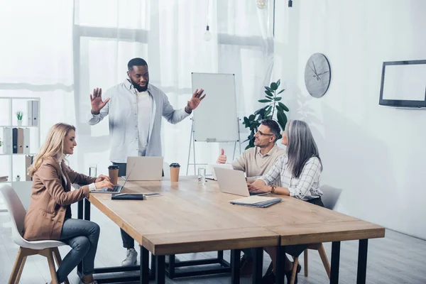 Homem Americano Africano Conversando Com Colegas Sorridentes Durante Reunião Agência — Fotografia de Stock