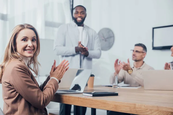 Selectieve Focus Van Lachende Vrouw Klappen Met Multiculturele Collega — Stockfoto