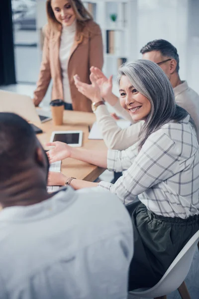 Selektiver Fokus Einer Lächelnden Asiatin Die Ihren Afrikanisch Amerikanischen Kollegen — Stockfoto