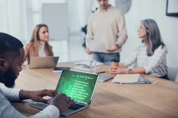 Selektivt Fokus Afrikansk Amerikansk Man Som Använder Laptop Med Hälsa — Stockfoto