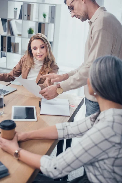 Vista Recortada Del Hombre Mostrando Papel Sus Colegas Agencia Creativa — Foto de Stock