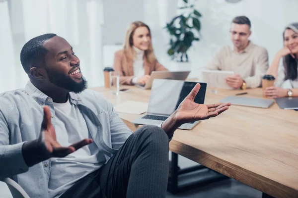 Enfoque Selectivo Del Hombre Afroamericano Sonriendo Sus Colegas Fondo — Foto de Stock