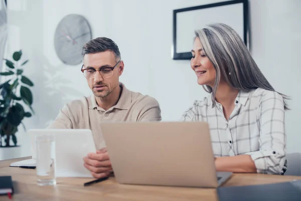 Multi Etnische Collega Met Behulp Van Gadgets Praten Creatief Bureau — Stockfoto