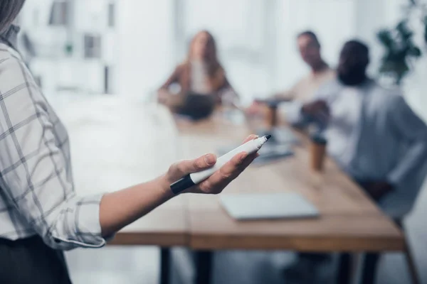 Vista Recortada Mujer Negocios Sosteniendo Marcador Sus Colegas Fondo — Foto de Stock