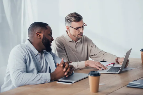 Businessman Using Laptop Talking Smiling African American Colleague — Stock Photo, Image