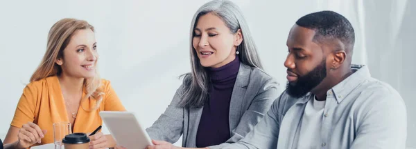 Panoramica Sorridenti Colleghi Multiculturali Che Utilizzano Tablet Digitale — Foto Stock