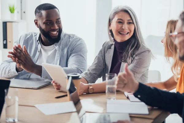 Selectieve Focus Van Lachende Multiculturele Ondernemers Gesprek Met Hun Collega — Stockfoto