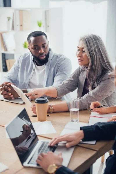 Enfoque Selectivo Mujer Negocios Asiática Señalando Con Dedo Una Tableta — Foto de Stock