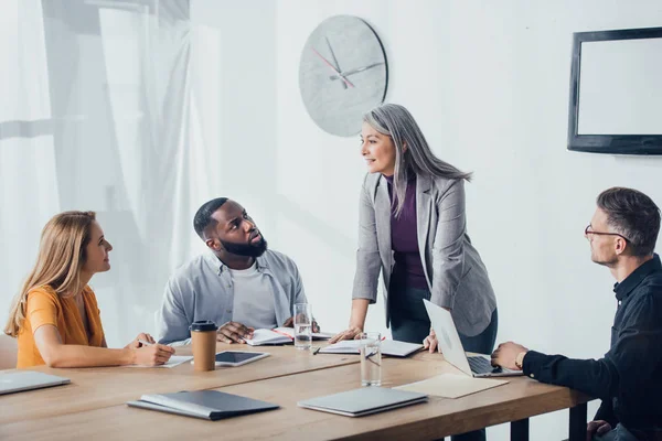 Sorridente Asiático Empresária Falando Com Multicultural Colegas Escritório — Fotografia de Stock