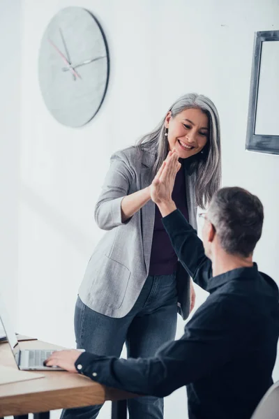 Selettiva Messa Fuoco Sorridere Asiatico Businesswoman Dando Alto Cinque Collega — Foto Stock