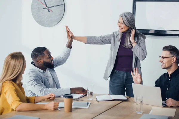 Colleghi Multiculturali Sorridenti Dando Cinque Mostrando Ufficio — Foto Stock