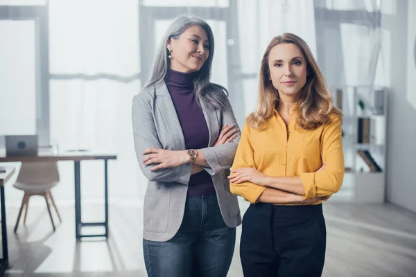 Sonrientes Colegas Multiculturales Con Brazos Cruzados Agencia Creativa — Foto de Stock