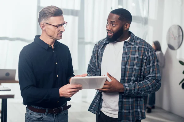 Glimlachend Afrikaans Amerikaans Zakenman Praten Met Zijn Collega Met Digitale — Stockfoto