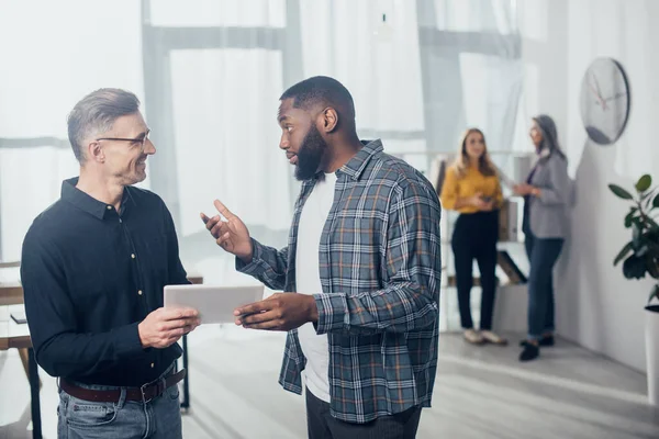 Hombre Negocios Afroamericano Hablando Con Colega Sonriente Con Tableta Digital — Foto de Stock