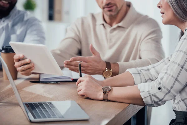 Bijgesneden Beeld Van Zakenman Met Hand Gericht Digitale Tablet Praten — Stockfoto