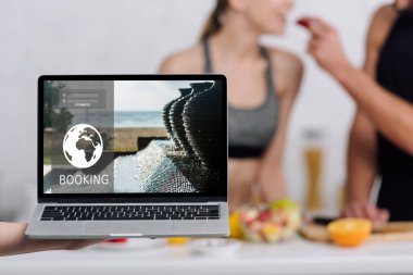 çift yanında rezervasyon web sitesi olan seçici dizüstü bilgisayar odağı