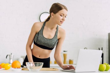 Spor giyim sektöründe meyvelerin yanında dizüstü bilgisayar kullanarak mutlu bir serbest yazar. 