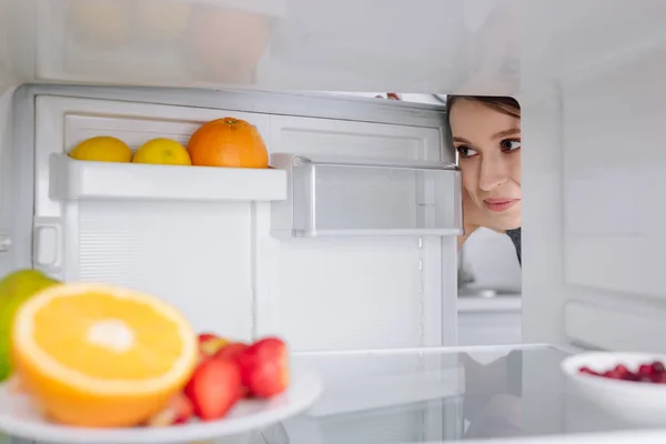 Επιλεκτική Εστίαση Του Κοριτσιού Κοιτάζοντας Φρούτα Στο Ψυγείο — Φωτογραφία Αρχείου