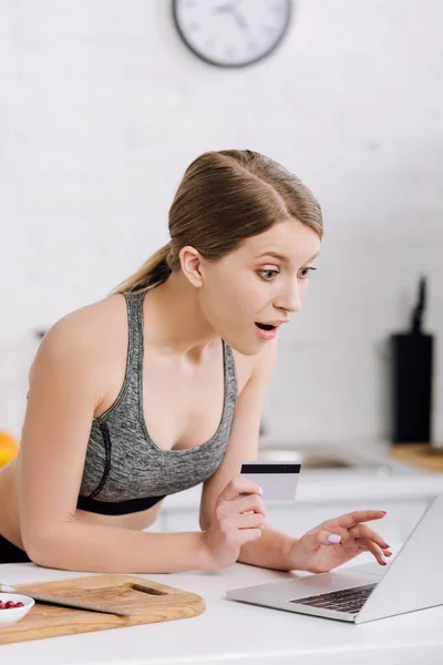 Menina Surpreso Segurando Cartão Crédito Perto Laptop Cozinha — Fotografia de Stock