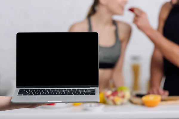 Enfoque Selectivo Computadora Portátil Con Pantalla Blanco Cerca Pareja Cocina — Foto de Stock