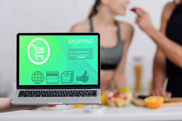 Selektiver Fokus Des Laptops Mit Shopping Website Auf Dem Bildschirm — Stockfoto