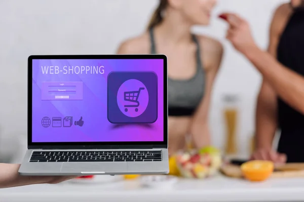 Selective Focus Laptop Web Shopping Screen Couple Kitchen — Stock Photo, Image