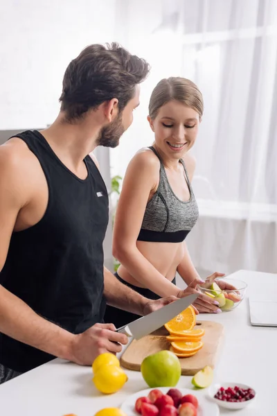 Mulher Feliz Perto Homem Com Faca Frutas — Fotografia de Stock