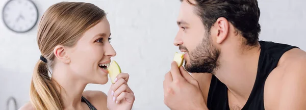 Colpo Panoramico Uomo Donna Felice Che Mangiano Mele Guardano — Foto Stock