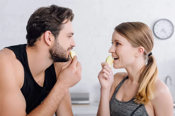 Side View Happy Man Woman Eating Apples Looking Each Other — Stock Photo, Image