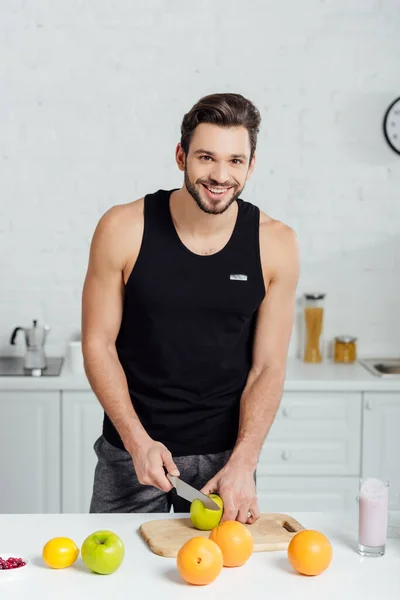 Hombre Barbudo Feliz Cortando Manzana Cerca Vaso Batido — Foto de Stock