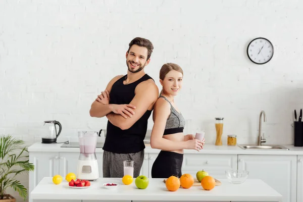 Sportovní Muž Zkříženými Pažemi Poblíž Šťastná Žena Smoothie Skle — Stock fotografie