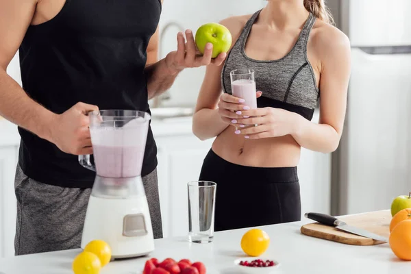 Cropped View Man Holding Apple Blender Sportive Girl Glass Smoothie — Stock Photo, Image