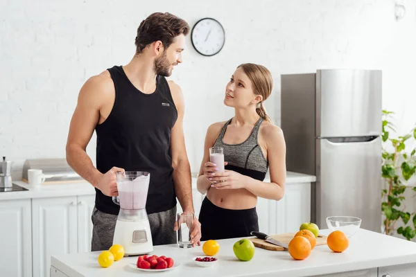 Guapo Hombre Sosteniendo Licuadora Cerca Feliz Mujer Frutas — Foto de Stock