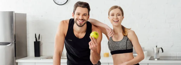 Plano Panorámico Chica Feliz Sonriendo Cerca Hombre Con Manzana Madura —  Fotos de Stock