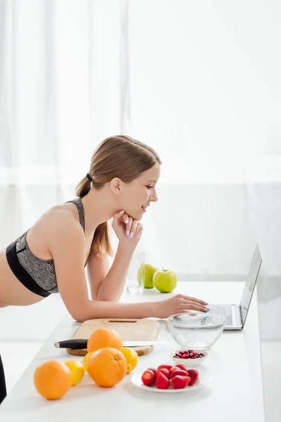 Profile Happy Woman Sportswear Using Laptop — Stock Photo, Image