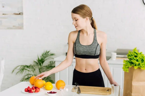 Sportive Young Woman Looking Oranges Table — Stock Photo, Image