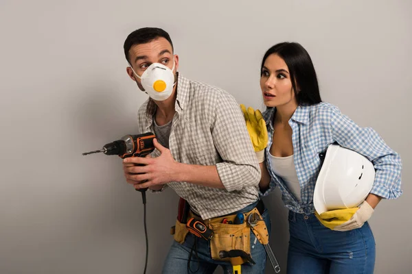 Trabajadores Manuales Preocupados Máscara Seguridad Sosteniendo Taladro Eléctrico Casco Gris — Foto de Stock