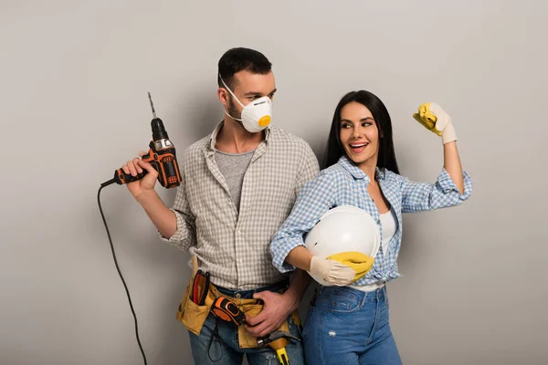 Feliz Manual Los Trabajadores Máscara Seguridad Celebración Taladro Eléctrico Casco — Foto de Stock