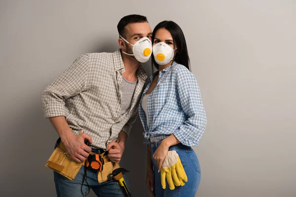 Trabajadores Manuales Felices Máscaras Seguridad Gris — Foto de Stock