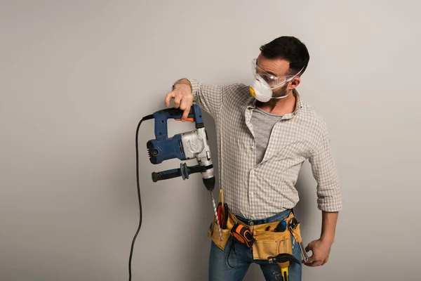 Surprised Manual Worker Safety Mask Holding Electric Drill Grey — Stock Photo, Image