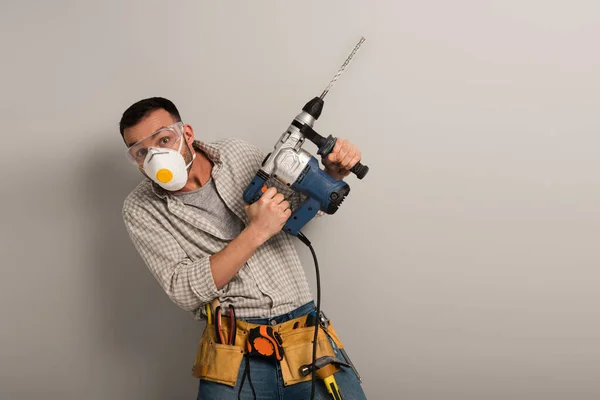 Scared Workman Safety Mask Holding Electric Drill Grey — Stock Photo, Image