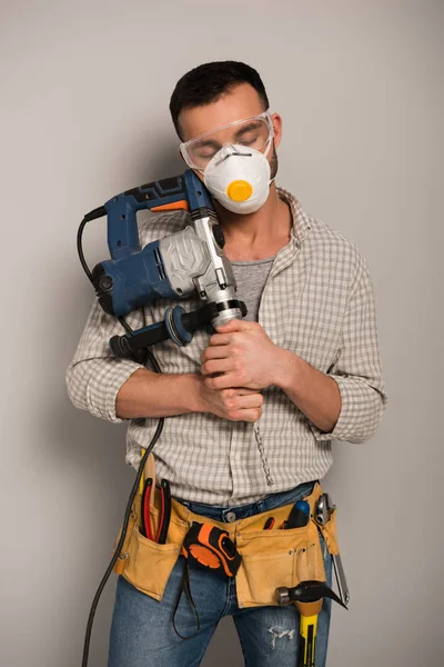 Handarbeider Met Gesloten Ogen Veiligheidsmasker Met Elektrische Boor Grijs — Stockfoto