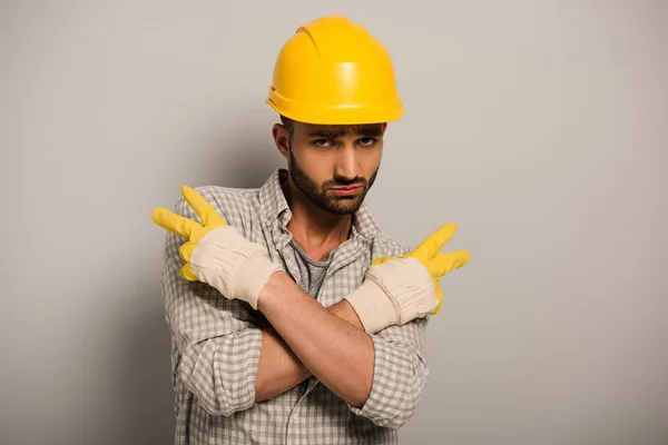 Herablassender Arbeiter Mit Gelbem Helm Und Handschuhen Gestikuliert Auf Grau — Stockfoto