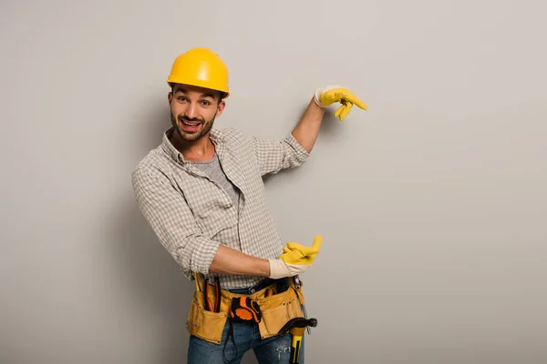 Travailleur Manuel Excité Casque Rigide Gants Sécurité Pointant Sur Gris — Photo